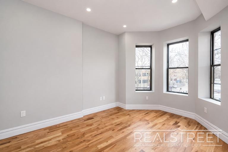 Building Photo - Stunning 3 BED 2 Bath Floor-Thru in Bed Stuy