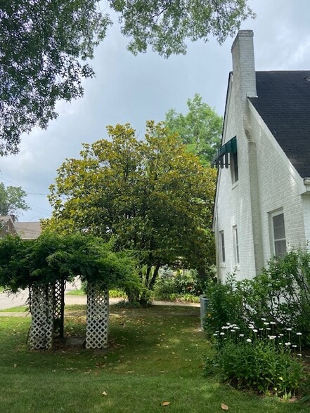 Building Photo - 123 Rosa Ave