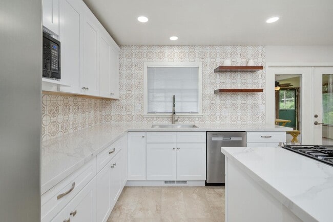 Building Photo - Beautiful Brick Ranch Home in Franklin
