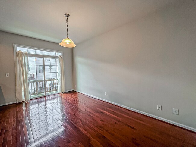 Building Photo - Beautiful and Spacious 3 Bed 2/2 Bath Bric...