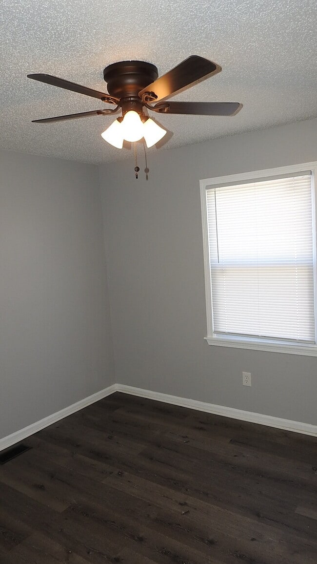 Building Photo - Welcome home to this spacious 3 bedrooms and 2 full baths duplex located on Orchard St in Pleasan...
