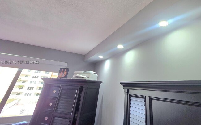 Building Photo - 6940 Miami Gardens Dr