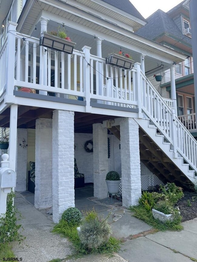 Building Photo - 509 E 4th St