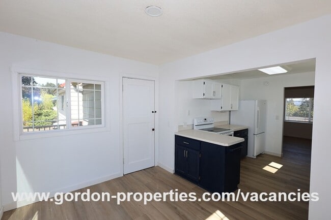 Building Photo - Saint Helens OR - upstairs flat 2 bedroom unit in duplex