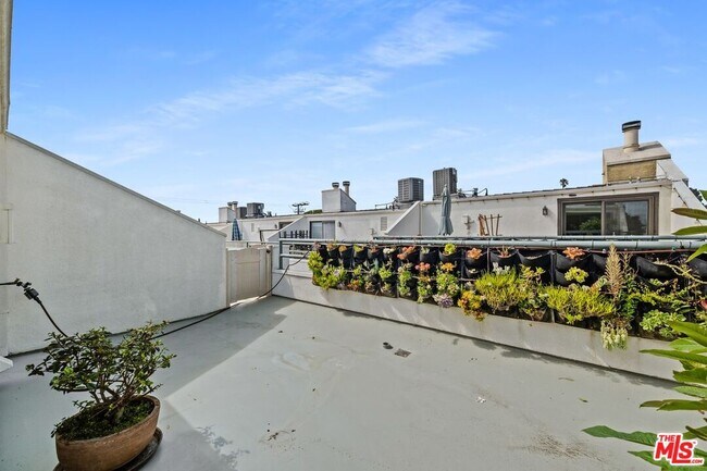 Building Photo - 812 16th St