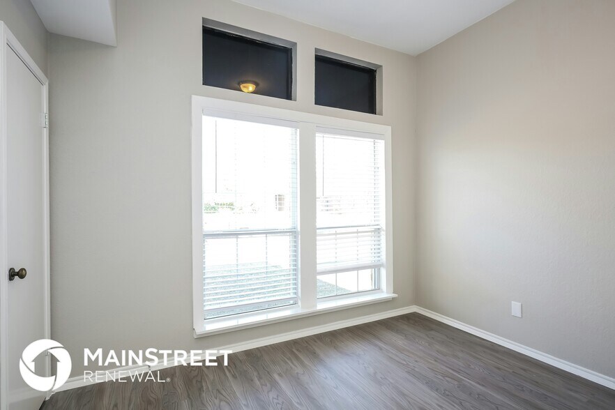 Building Photo - 1420 Paintbrush St