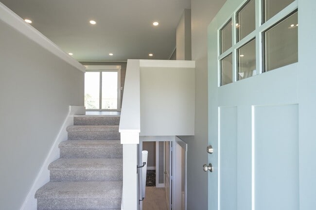 Building Photo - Available June. Large house, fenced back yard, renovated, fenced back, pets ok, great for house s...