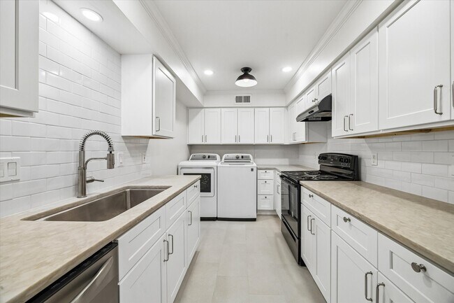 Building Photo - 357 N Post Oak Ln