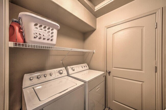 Building Photo - Beautiful townhome near little valley