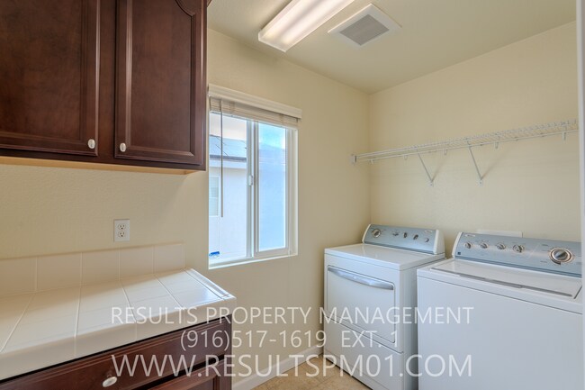 Building Photo - Spacious Lincoln 4 Bedroom 2.5 Bath w Club...