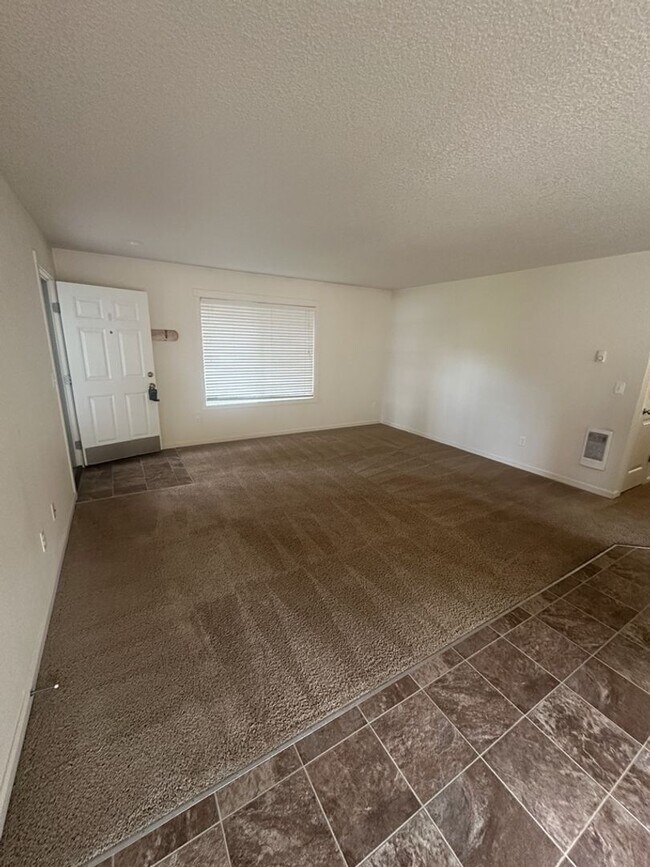 Building Photo - Three Bedroom Ranch in Orchards!