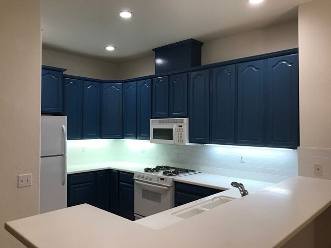 Building Photo - Groups Welcome! Nice Quiet Community One mile to downtown SLO