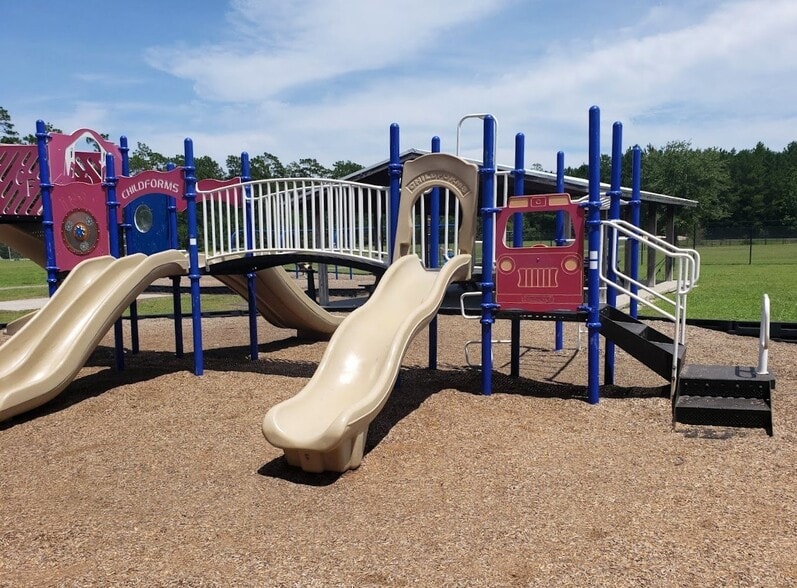 Building Photo - 120 S Reindeer Rd