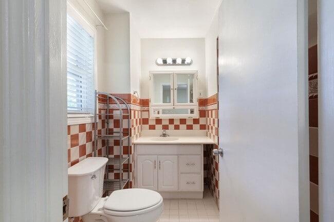 Building Photo - OPEN HOUSE:Spacious 3 beds & 3 Full Baths ...
