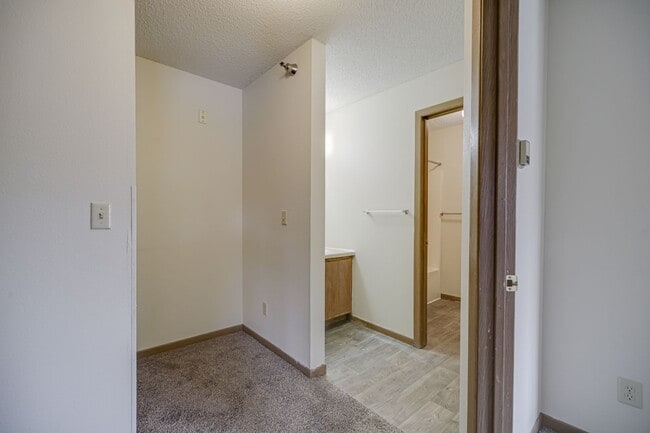 Building Photo - 5 bedroom 2 Bathroom 4 level townhome