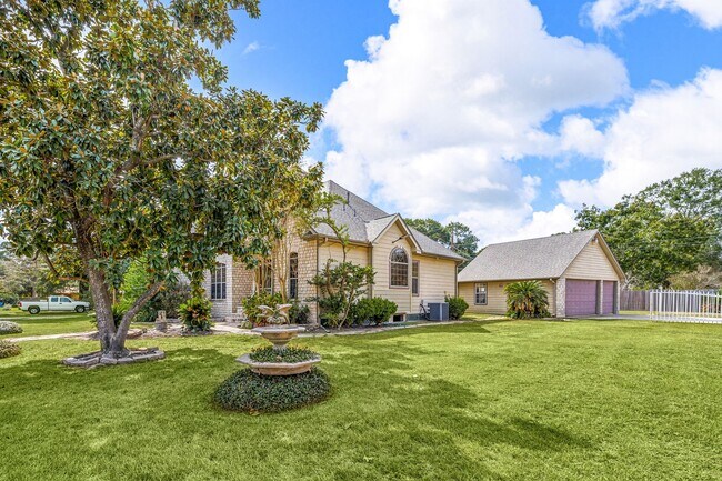 Building Photo - 21427 Tophill Dr