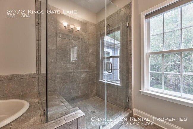 Building Photo - 2072 Kings Gate Ln