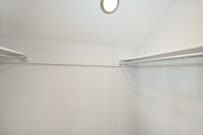 Building Photo - 9900 Kingsbridge Dr