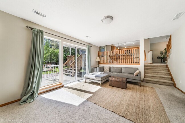 Building Photo - For Rent: Beautiful 3 Bed, 3 Bath Home in Desirable Eagle Ridge
