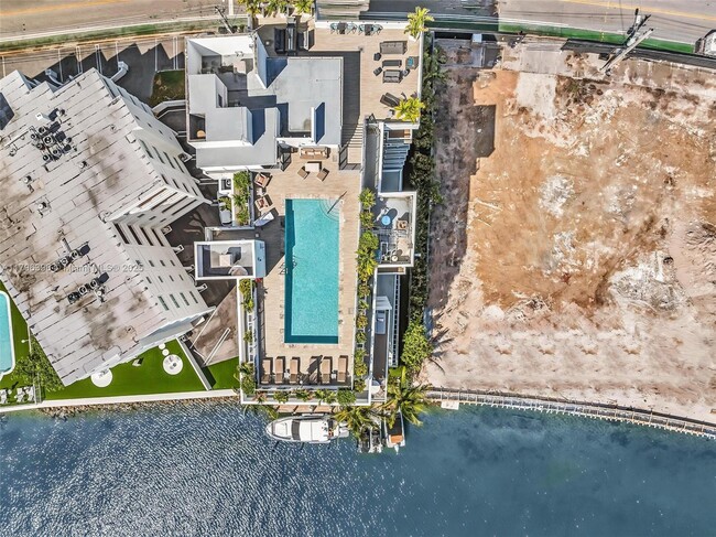 Building Photo - 9901 E Bay Harbor Dr