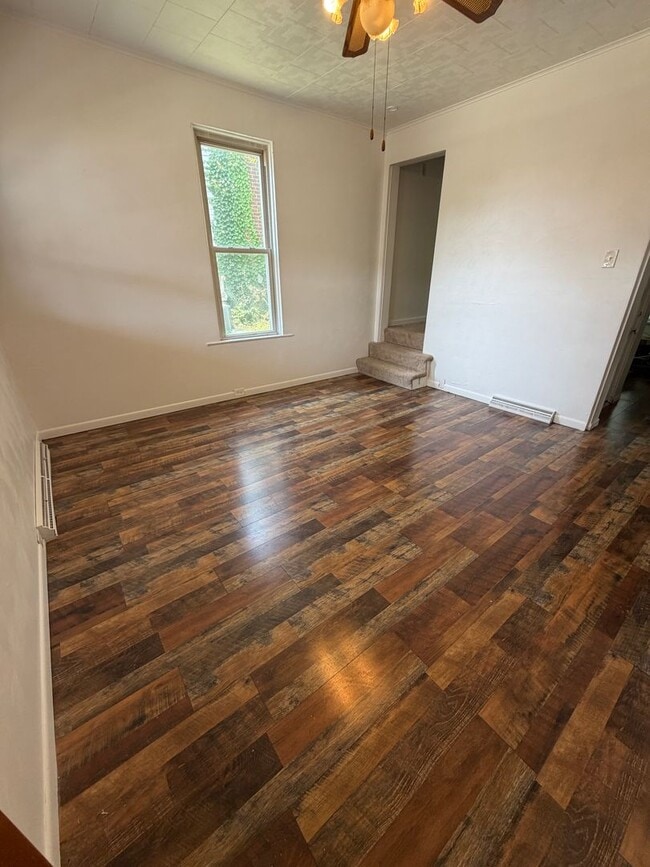 Building Photo - 4 bedroom with fenced-in yard in Washington