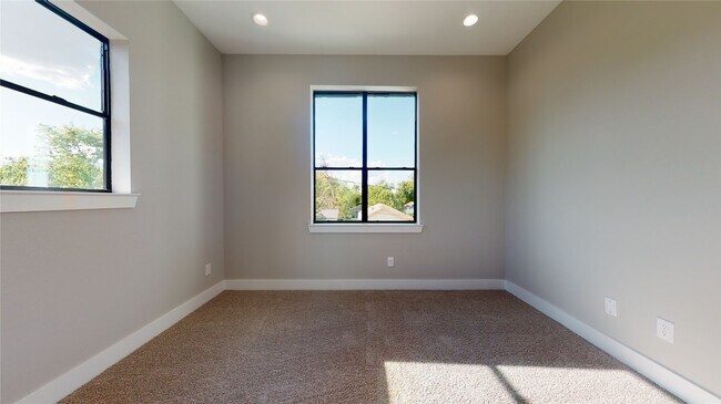 Building Photo - 806 E 39th St