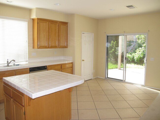 Building Photo - Four Bedroom Three Bathroom Home in Murrieta!