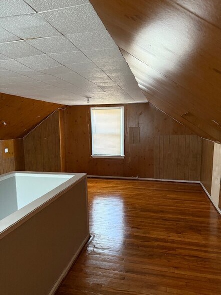 Building Photo - 9525 Robson St