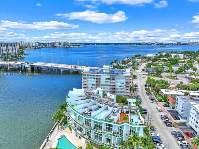 Building Photo - 2000 Bay Dr