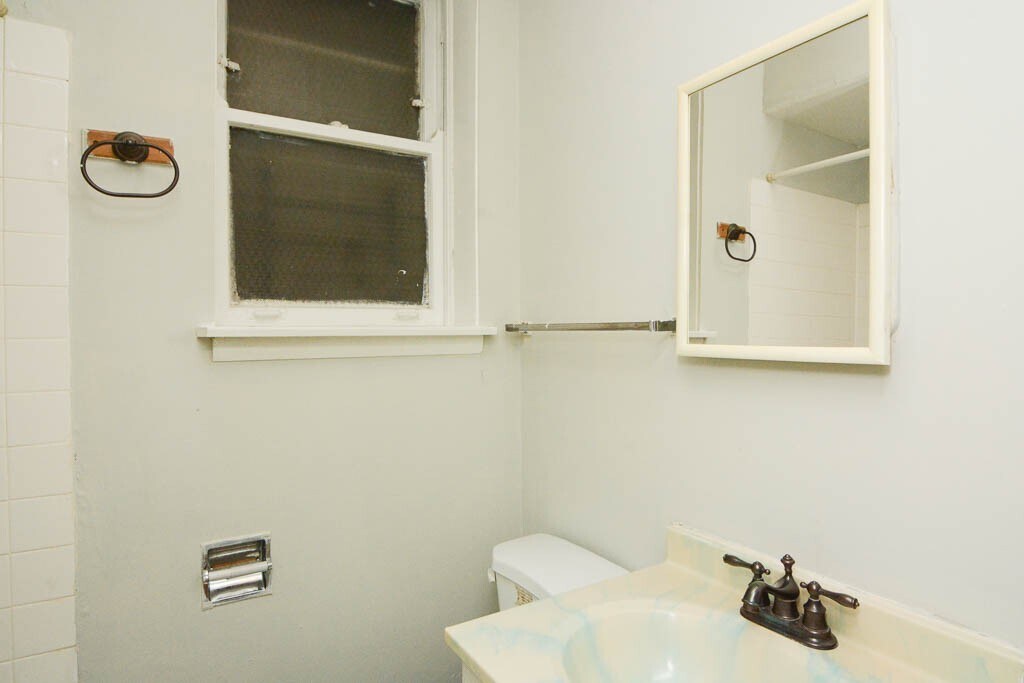 Building Photo - 823 W Wolfram St