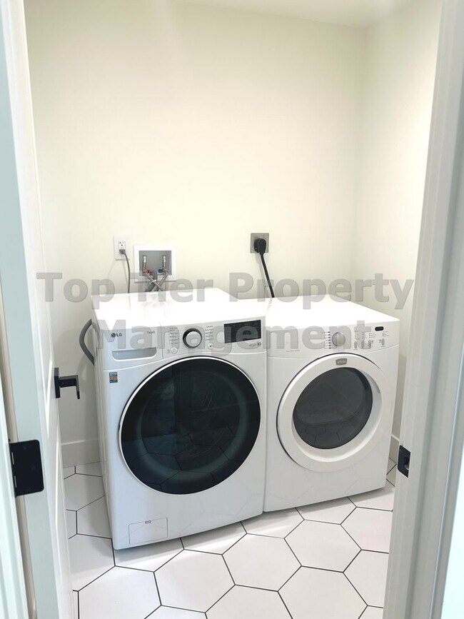 Building Photo - Beautifully Remodeled 4 Bedroom / 3 Bath /...