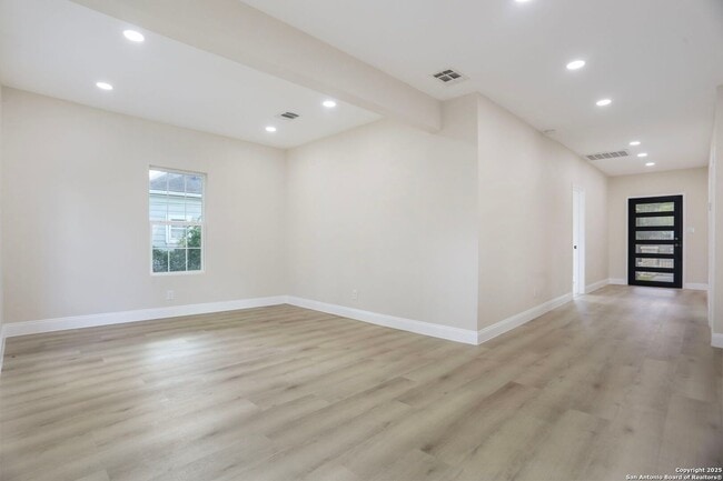 Building Photo - 207 Alvarez Pl