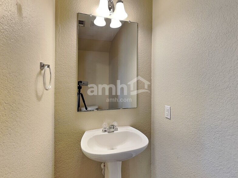 Building Photo - 9314 Silver Vis