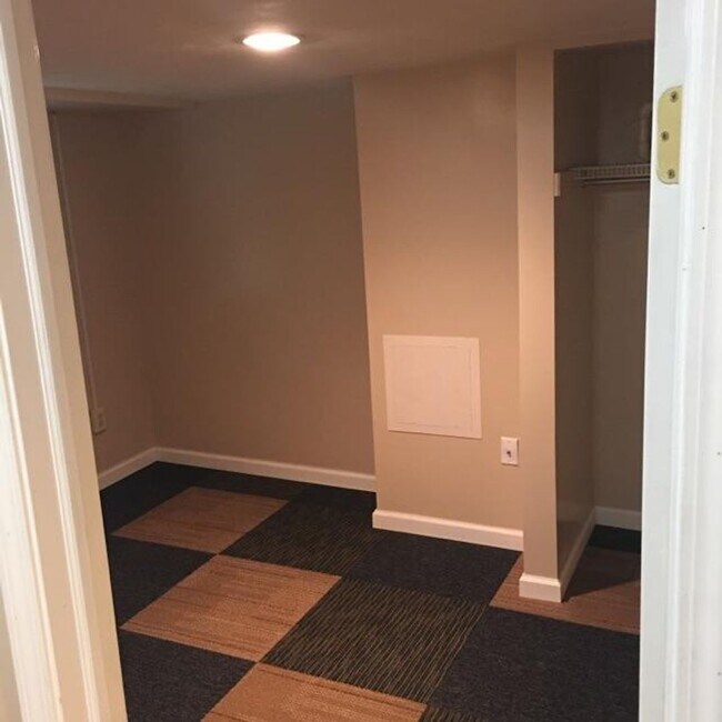 Building Photo - South Oakland Large and renovated 3 bedroom apartment Must SEE!