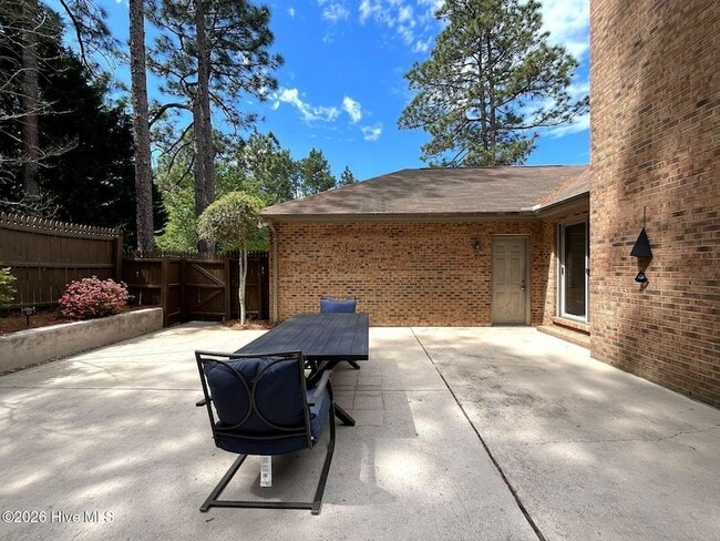 Building Photo - 100 Bridle Path Cir