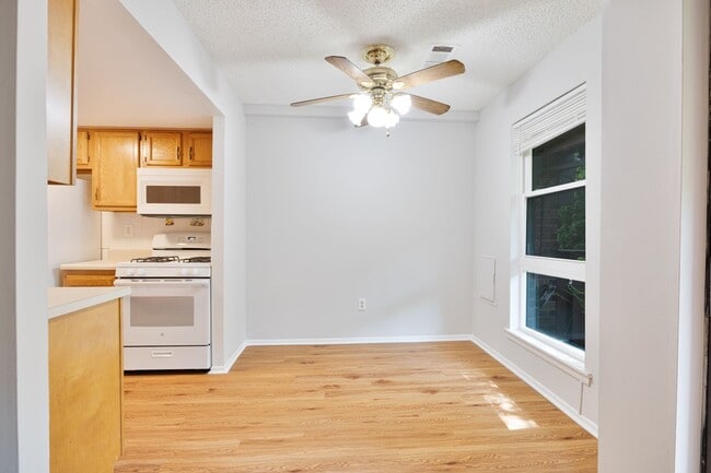 Building Photo - ? Newly Updated 2 Bedroom  1 1/2 BATH in the NORTHEAST near Franklin Mills - Minutes to I95 and R...