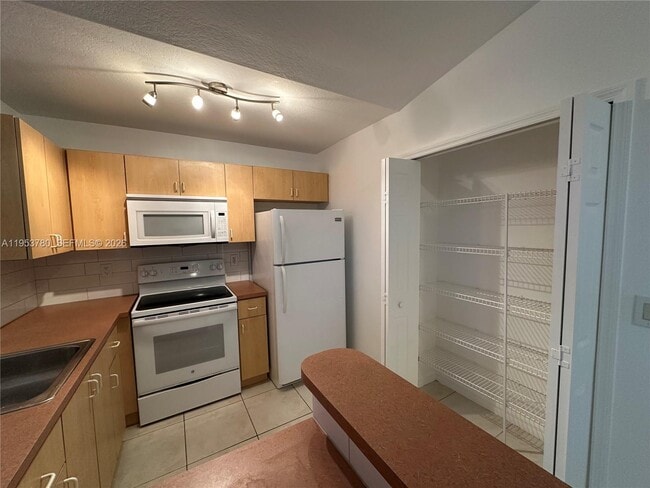 Building Photo - 1261 SE 27th St