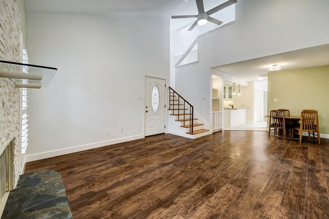 Building Photo - 902 Memorial Village Dr