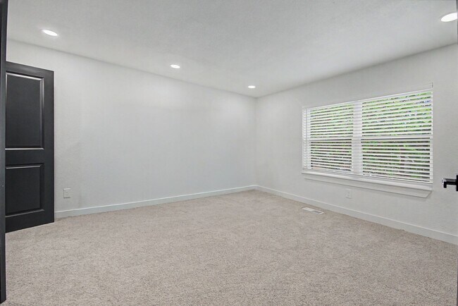 Building Photo - 502 Rogers Way
