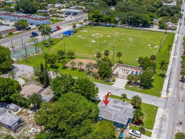 Building Photo - 701 SE 4th St