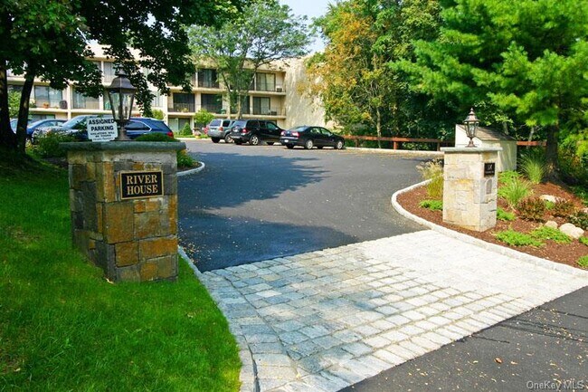 Building Photo - 150 Overlook Ave