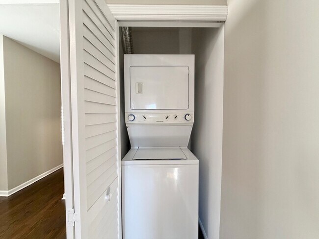 Building Photo - 3433 N Elaine Pl