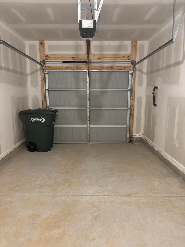 Building Photo - 372 Acorn St