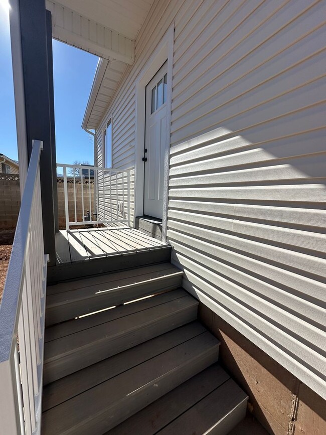 Building Photo - Charming basement apartment