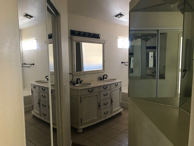 Building Photo - 3 Bedroom in Desert Shores!