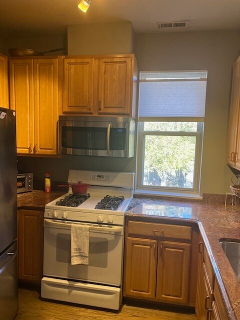kitchen, gas stove - 757 W Eastman St