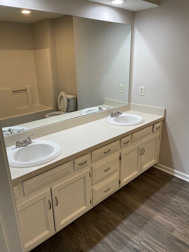 Building Photo - 5617-5623 NW 66th Terrace