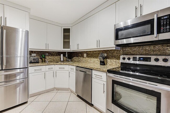 Building Photo - 6039 Collins Ave