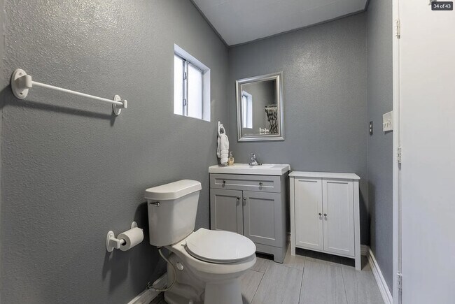 Building Photo - 234 Englewood Dr