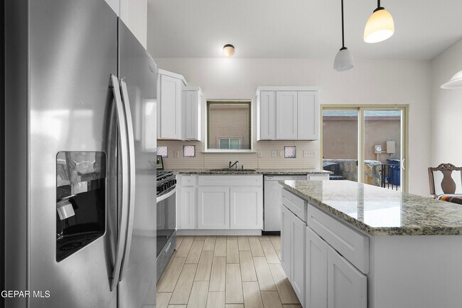 Building Photo - 14761 Mike a Mendoza Ave